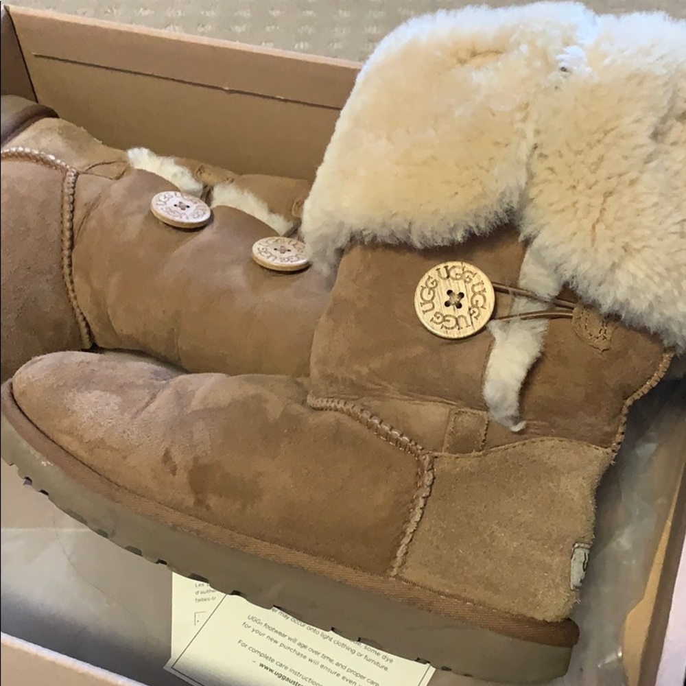 UGGS - Picture 2 of 2
